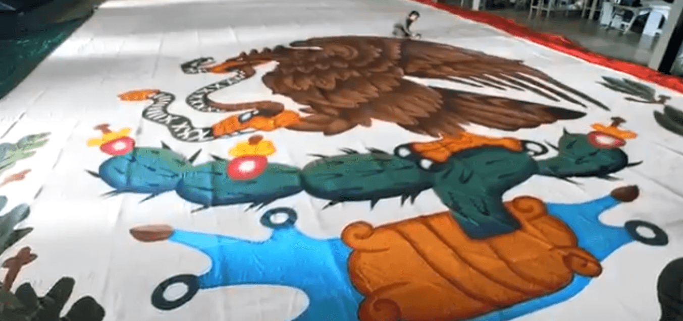 Así se fabrica la monumental Bandera Nacional