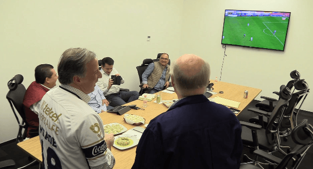 Meade sigue partido entre Pumas y Chivas en compañía de José Narro