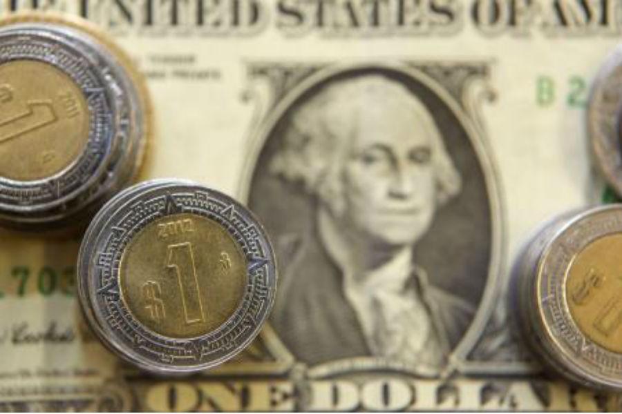 El peso respira tras desplome en Wall Street