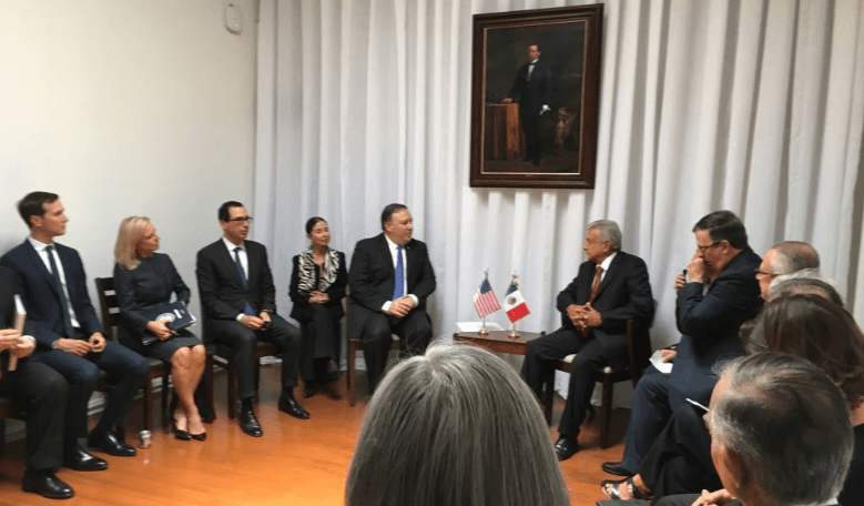 Se reúnen Mike Pompeo y López Obrador en casa de transición