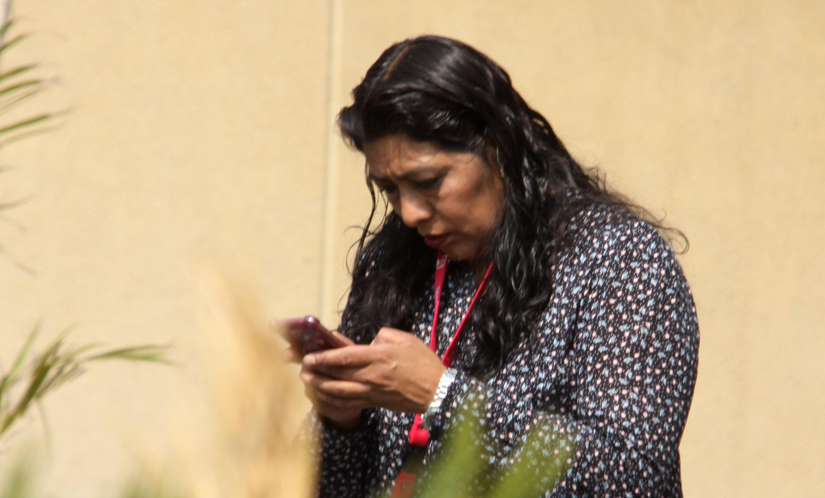 ¿Sufres ansiedad y desmemoria? Quizás pasas mucho tiempo con el celular, pareja