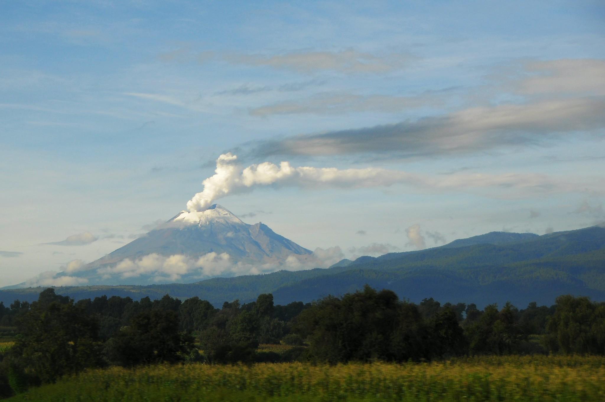 Exhala Popocatépetl columna de más de 4 kilómetros con rastros de ceniza