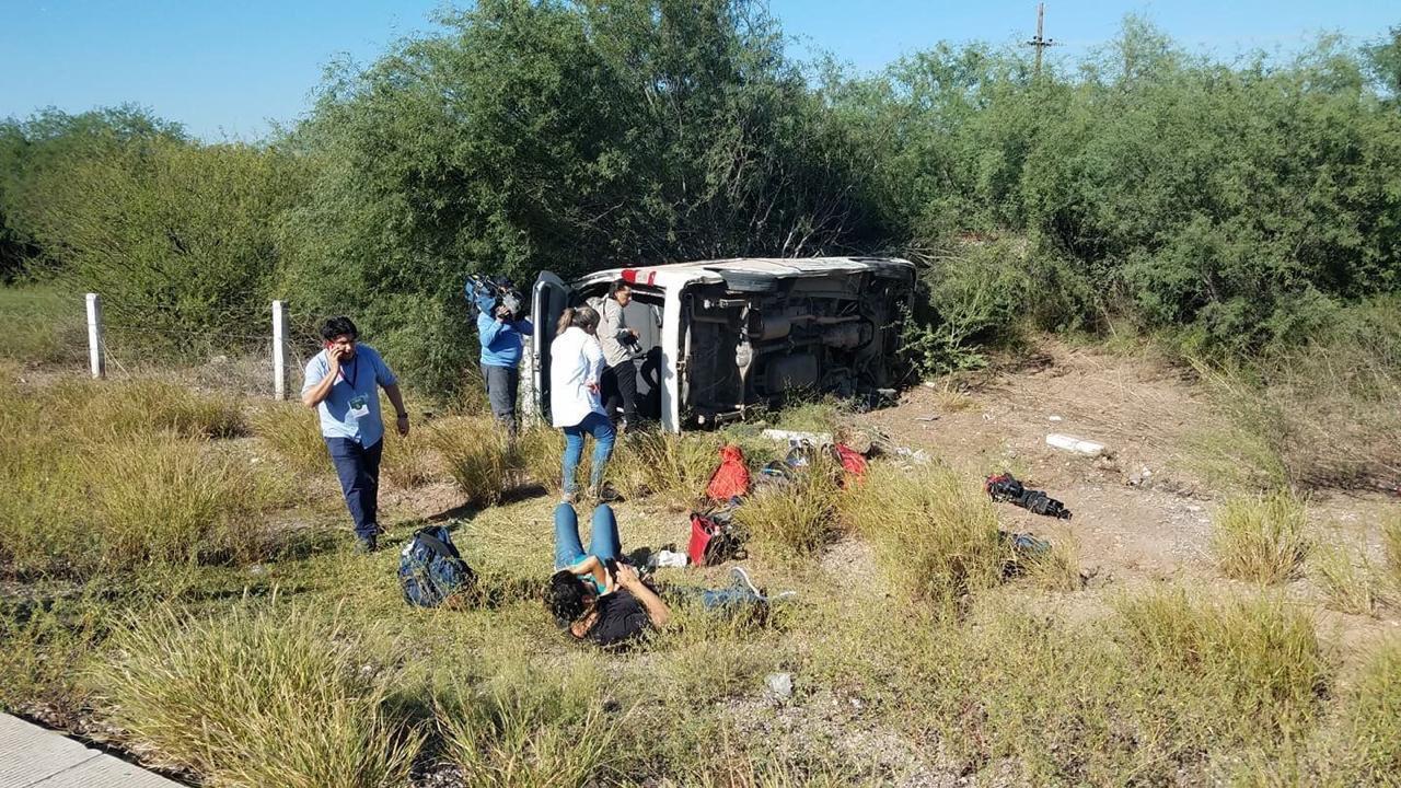 Se vuelca camioneta con periodistas que cubren Presidencia