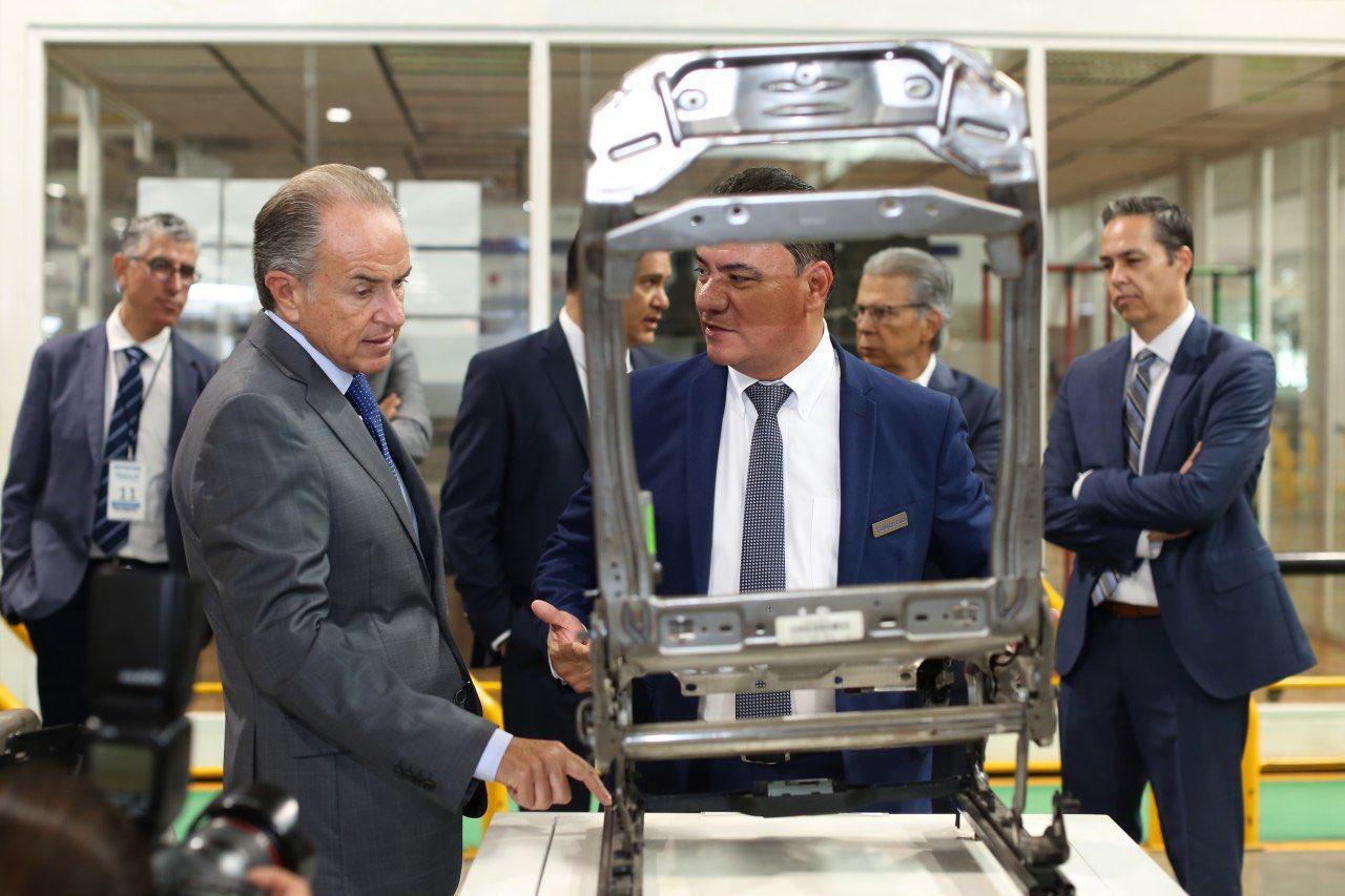 Inaugura Juan Manuel Carreras ampliación de planta de Faurecia en SLP