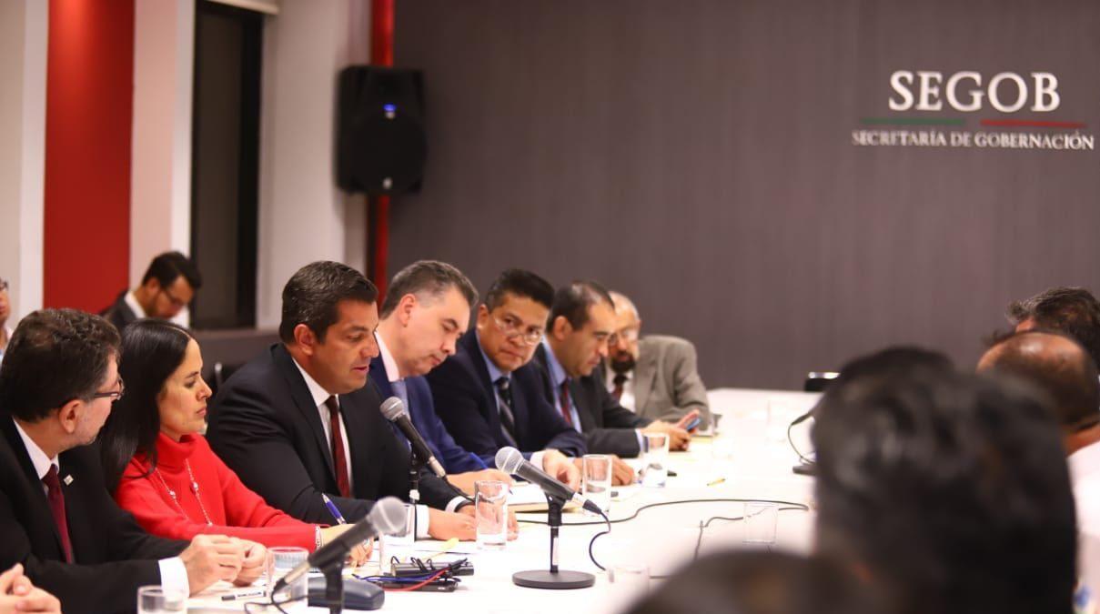 Segob pacta acuerdo con taxistas; servicios como Uber no operarán en aeropuertos