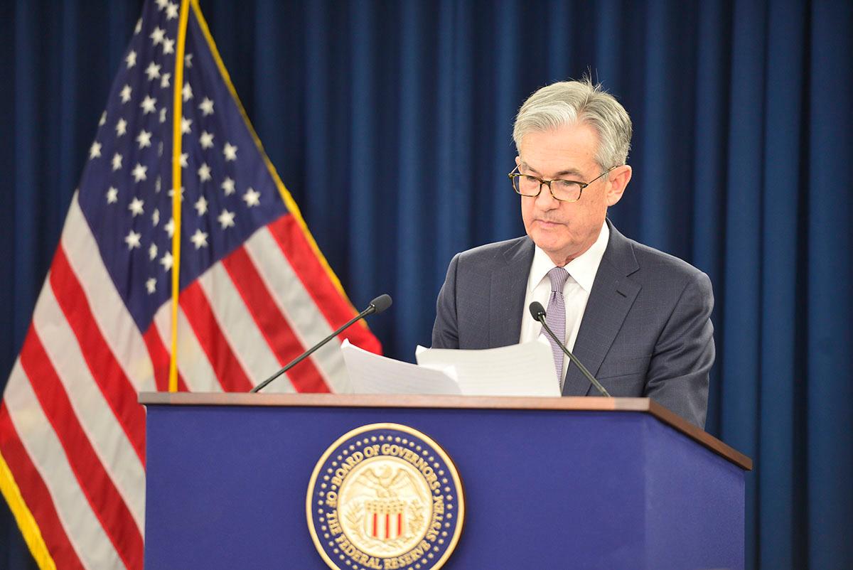 Fed frena recortes a tasa de interés; recibirá 2020 con optimismo, recesión