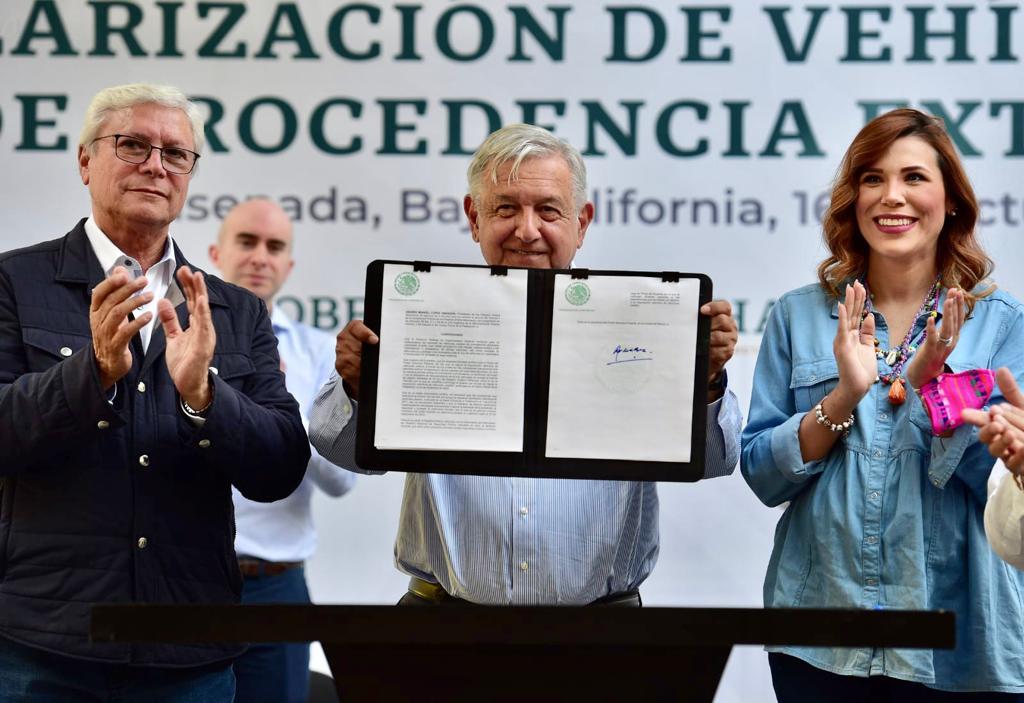 Firma del decreto de legalización de los autos "chocolate" / Presidencia de la República