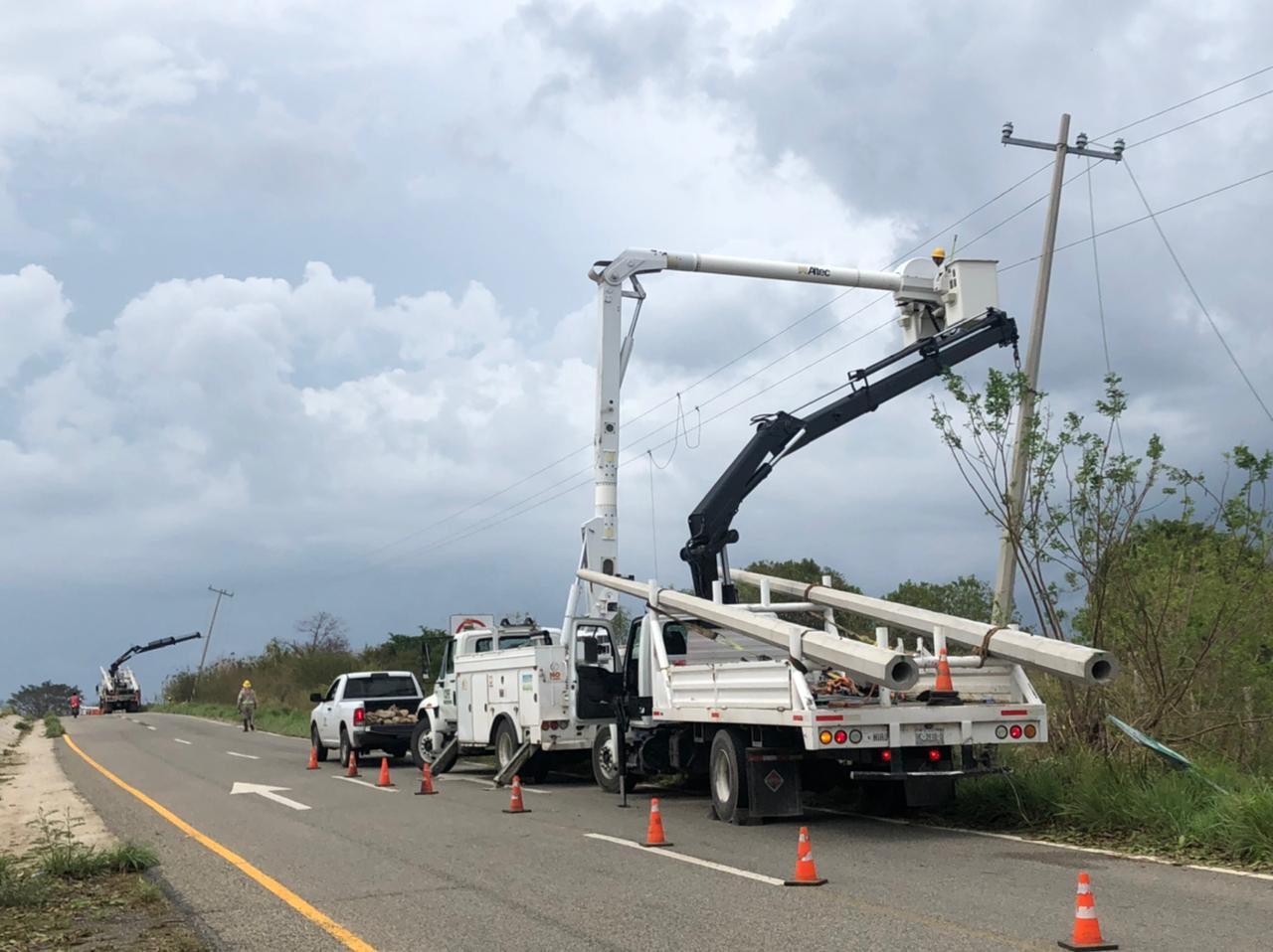 Reparación de instalaciones eléctricas, tras el paso del huracán Ágatha / @CFEmx