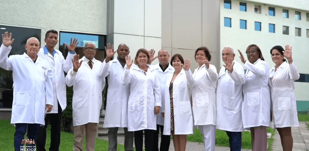 médicos especialistas, AMLO