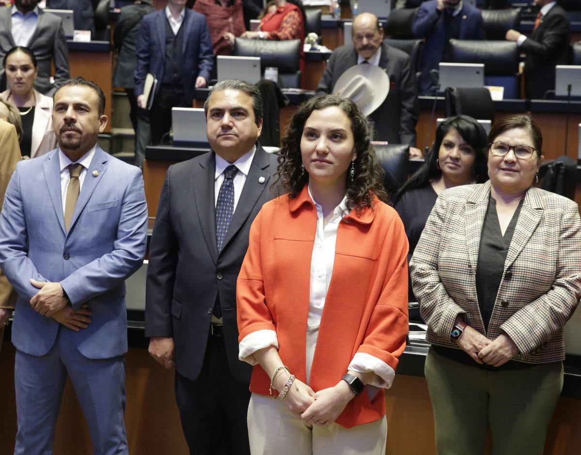 Al centro Andrea Marván Saltiel / Grupo del PAN en el Senado de la República