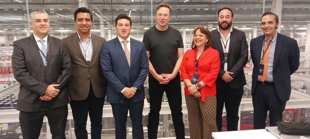Al centro, Elon Musk, y autoridades de México / SRE
