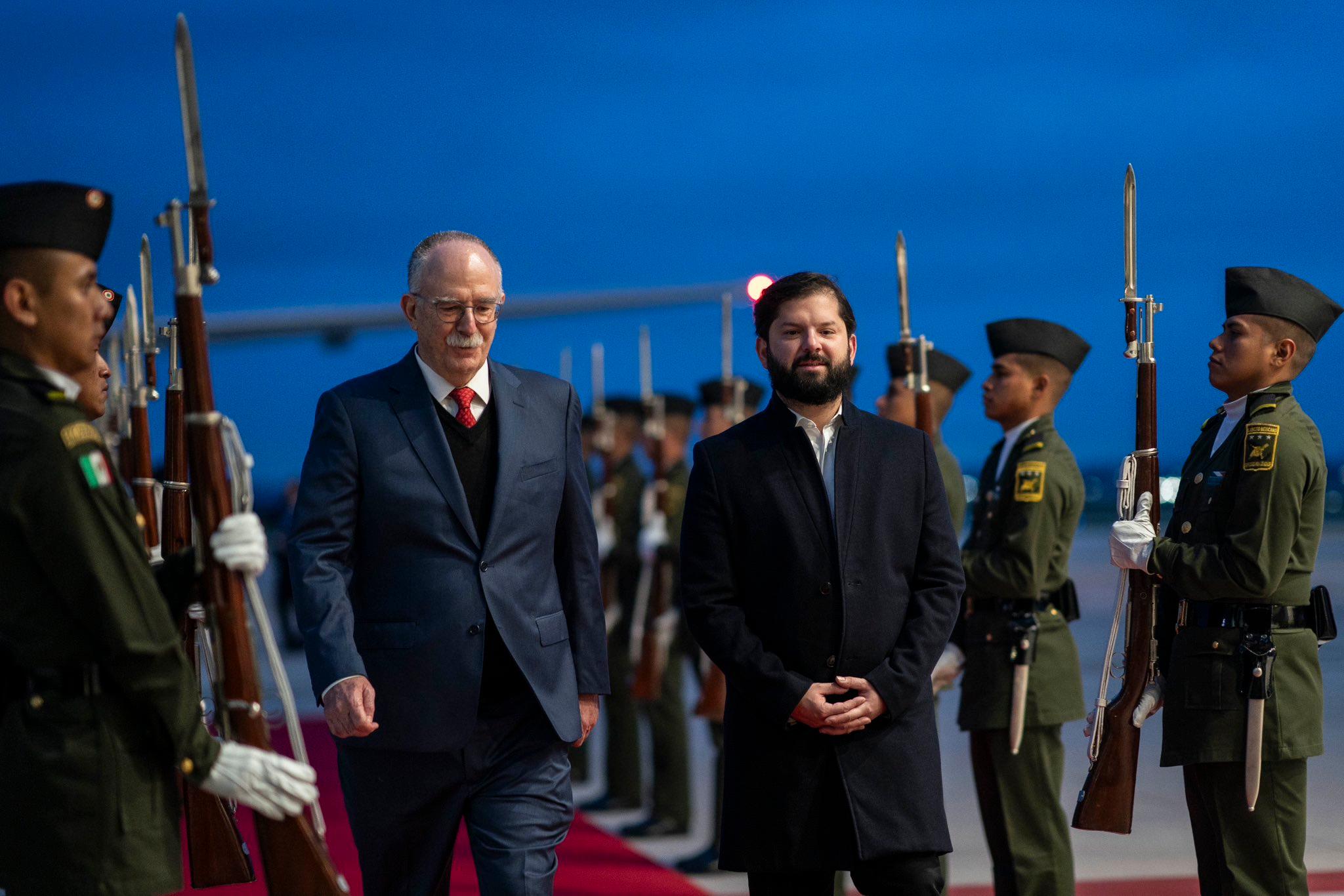 A la derecha, Gabriel Boric / @GabrielBoric