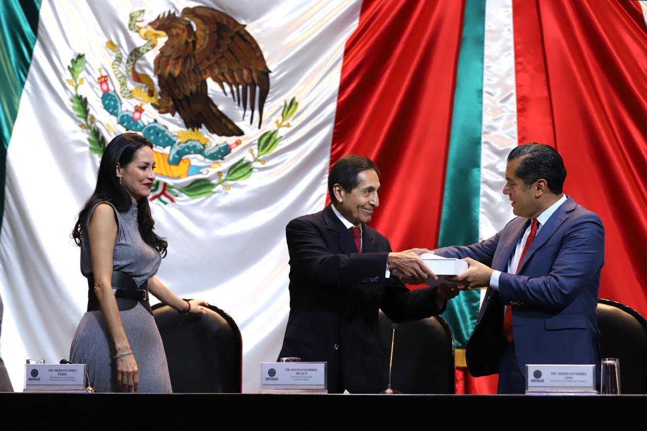Al centro, Rogelio Ramírez / @Hacienda_Mexico