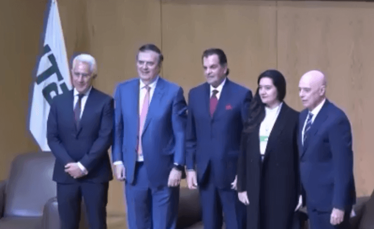Al centro, Marcelo Ebrard