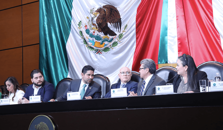 Al centro, David Colmenares / https://comunicacionsocial.diputados.gob.mx