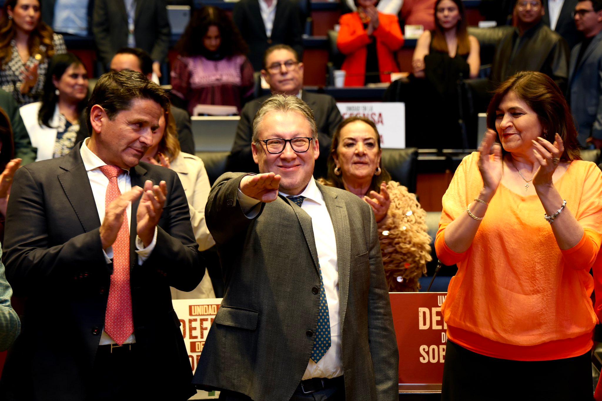 Al centro, Gabriel Cuadra / @EmmanuelReyesC