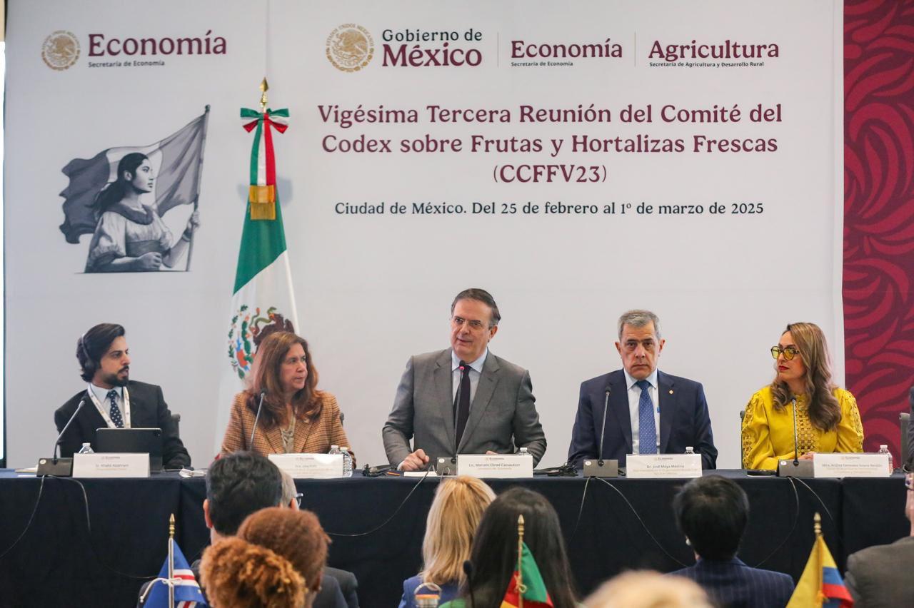 Al centro, Marcelo Ebrard / @SE_mx