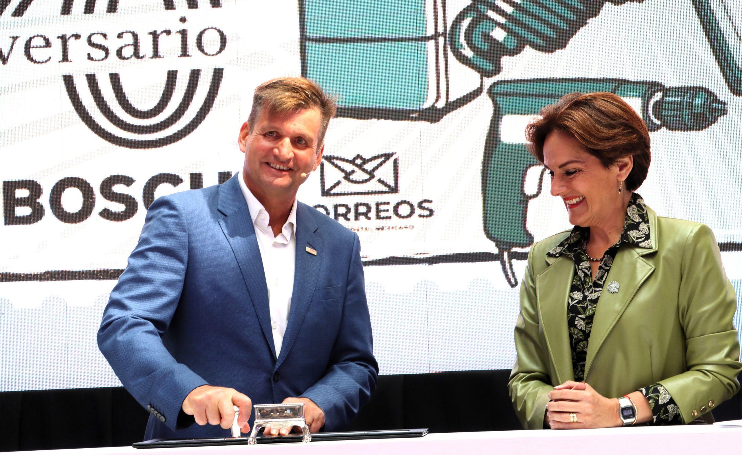 A la izquierda, Alexander Firsching / @CorreosdeMexico