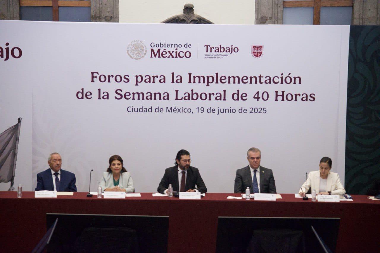 Al centro, Marath Bolaños y Francisco Cervantes / @STPS_mx