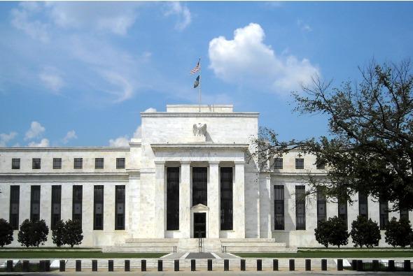 Goldman Sachs prevé otros dos recortes a la tasa de la Fed este año, crecimiento