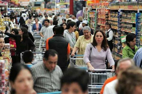 Menor inflación impulsa confianza del consumidor en mayo