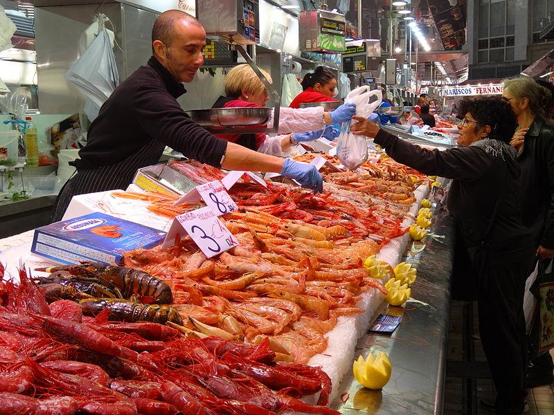 Autoridades inspeccionan higiene en mercados con venta de mariscos
