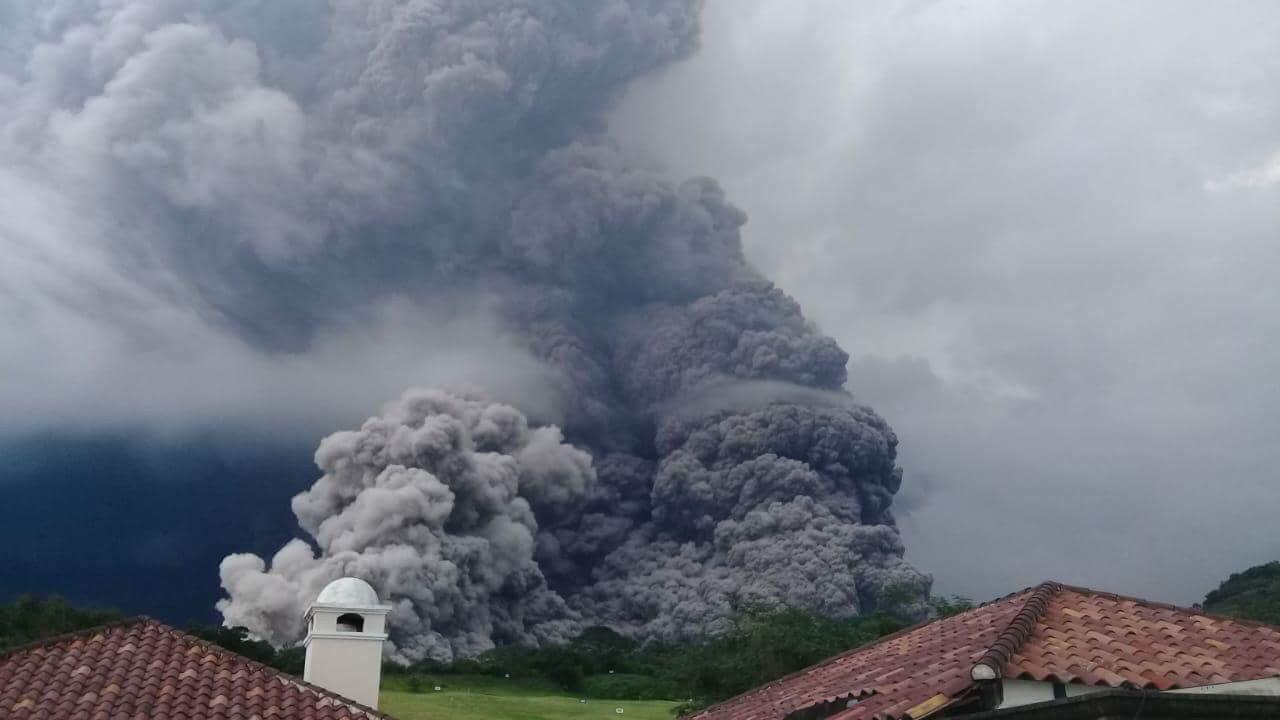 Ascienden a 38 los muertos por erupción del Volcán de Fuego