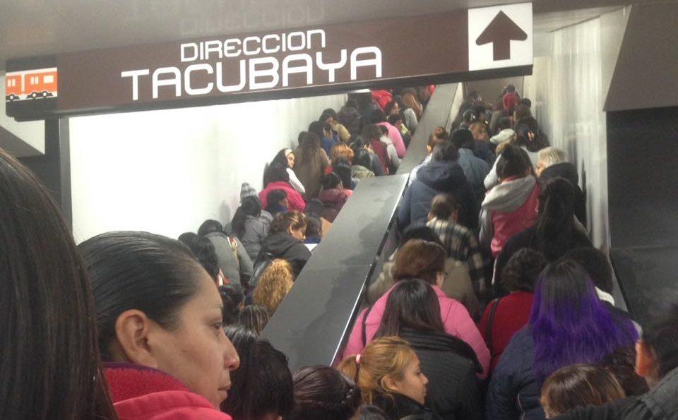 Usuarios del metro reportan marcha lenta y caos en las estaciones