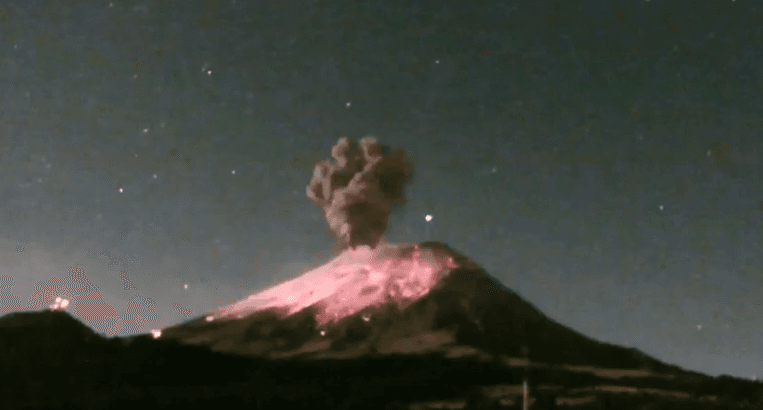 Fuerte explosión del Popocatépetl provoca columna de ceniza de 2 km