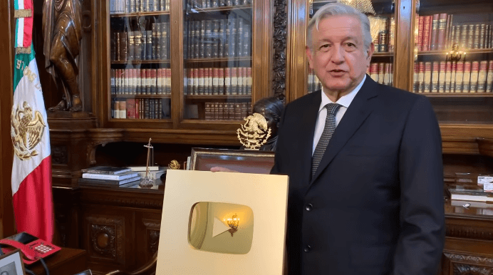 Recibe AMLO 'Botón de Oro' de YouTube por un millón de suscriptores