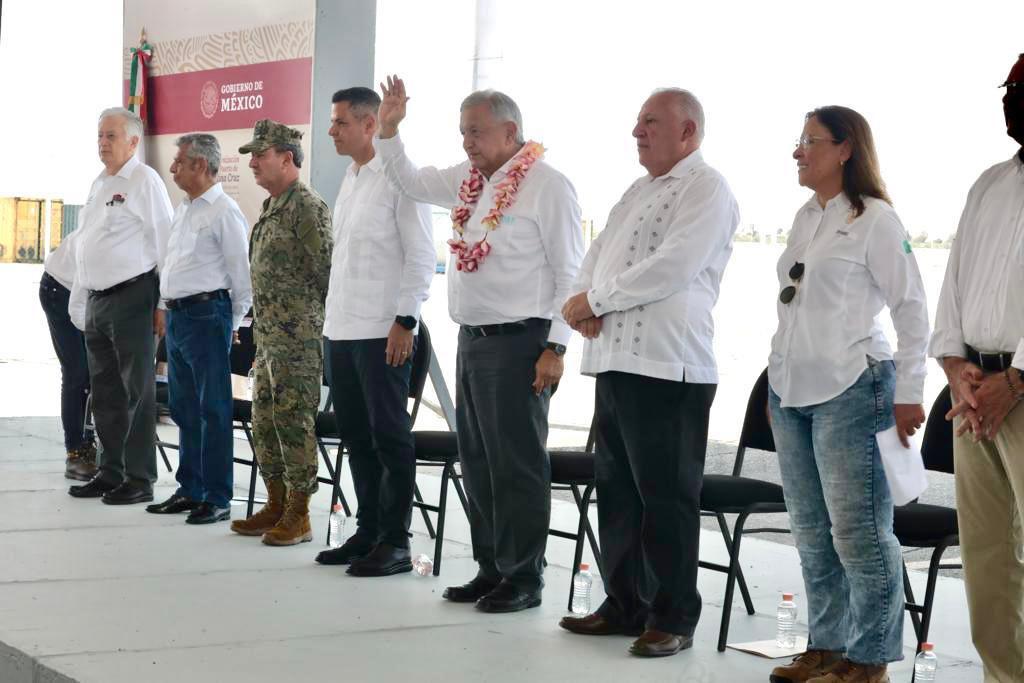 Al centro, Andrés Manuel López Obrador / Sener