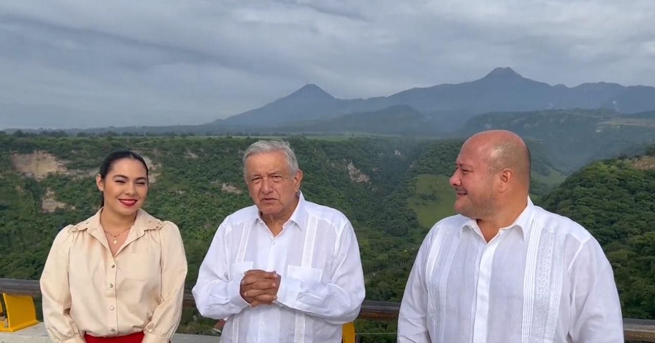 Al centro, Andrés Manuel López Obrador