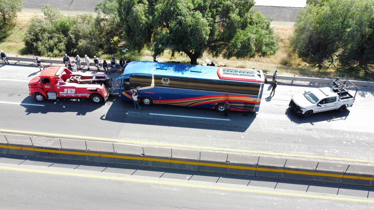 Camión turístico atacado en carretera Celaya-Querétaro